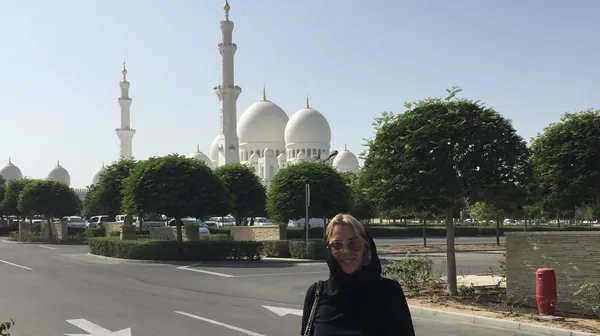 Angélique voor de Sheikh Zayed-moskee in Abu Dhabi