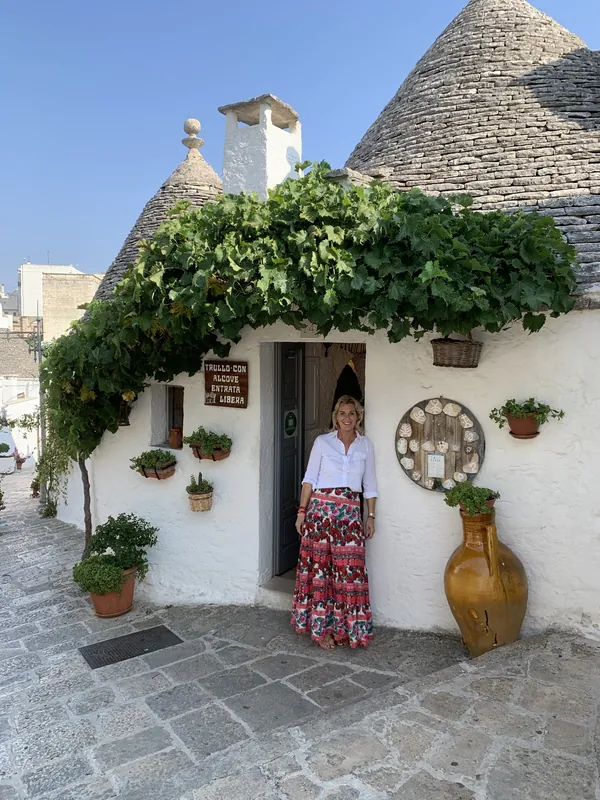 Angélique voor een trullo in Alberobello