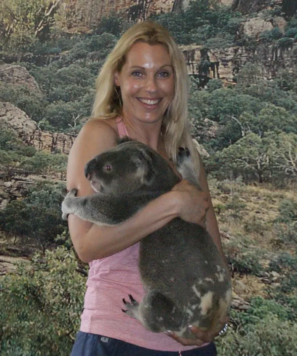 Angélique met een koala in haar armen in Australië
