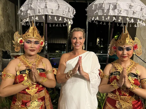 Angélique tussen twee Balinese danseressen