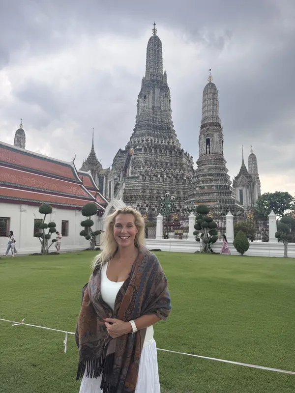 Angélique voor Wat Arun in Bangkok, Thailand
