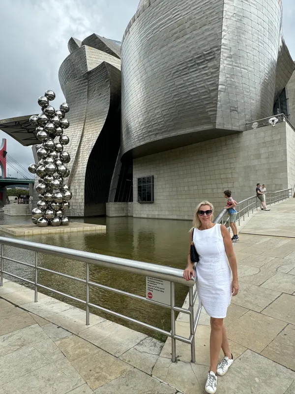 Angélique voor het Guggenheim Museum in Bilbao