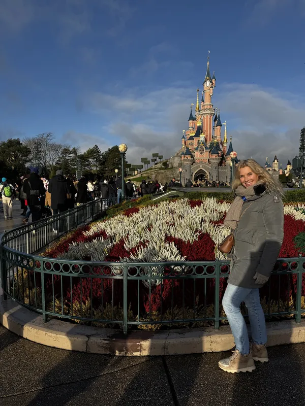 Angélique voor het kasteel van Disneyland Paris