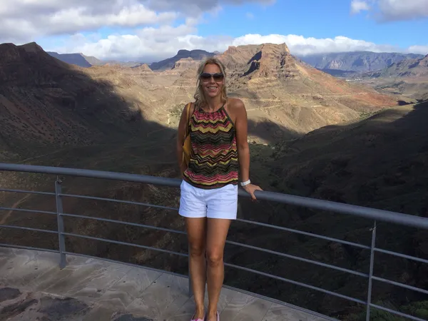 Angélique bij een uitkijkpunt boven de bergen van Gran Canaria