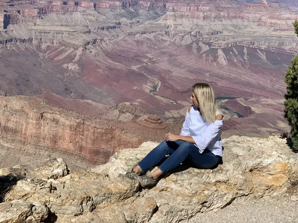 Angélique aan de rand van de Grand Canyon in de Verenigde Staten