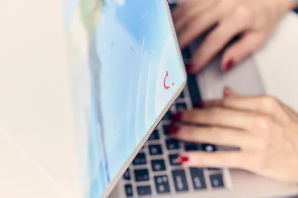 Handen op het toetsenbord van een laptop
