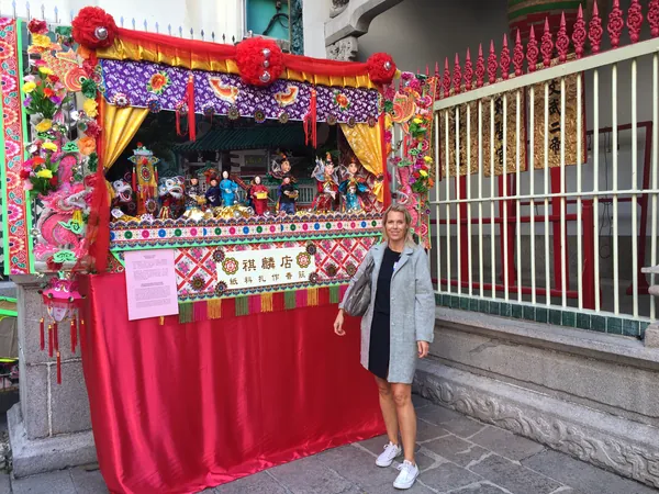 Angélique bij de Man Mo-tempel in Hongkong