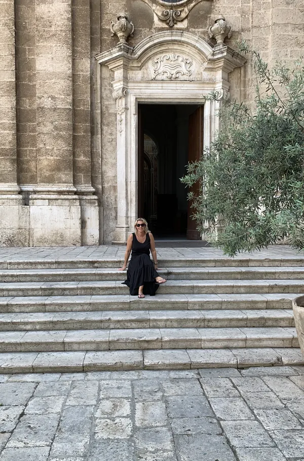 Angélique op de trap voor een kathedraal in Puglia, Italië