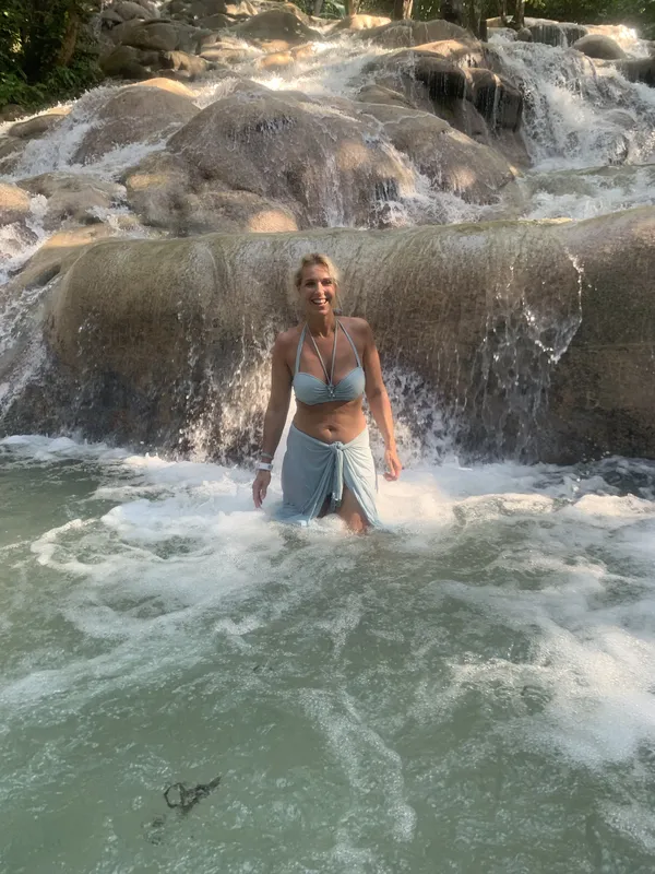 Angélique in de waterval van Dunn's River Falls op Jamaica