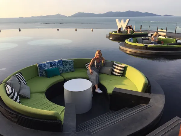Angélique in een lounge aan een infinity pool op Koh Samui