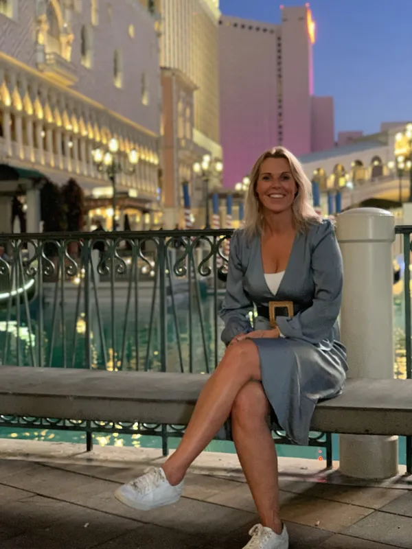 Angélique bij de verlichte grachten van The Venetian in Las Vegas