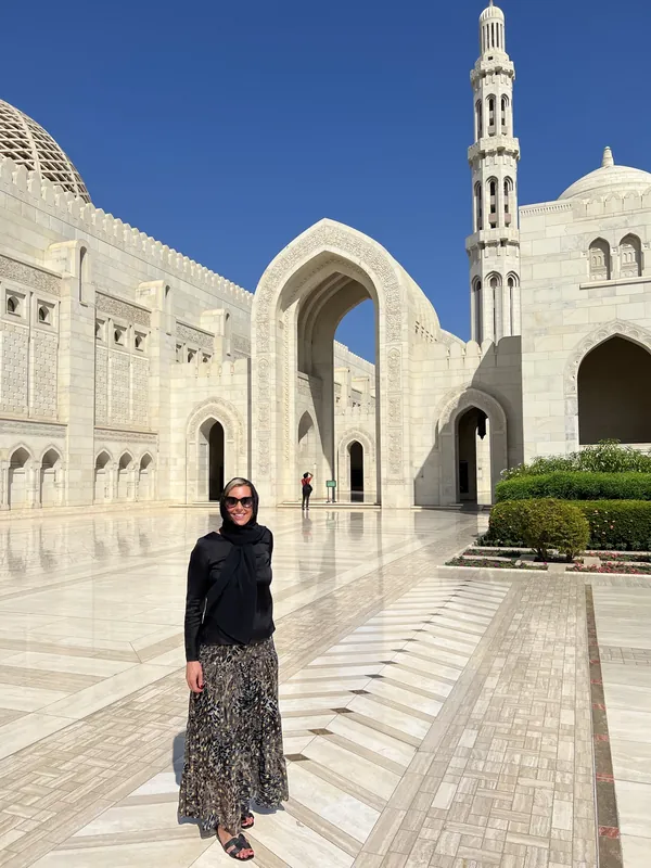 Angélique bij de Sultan Qaboos-moskee in Muscat