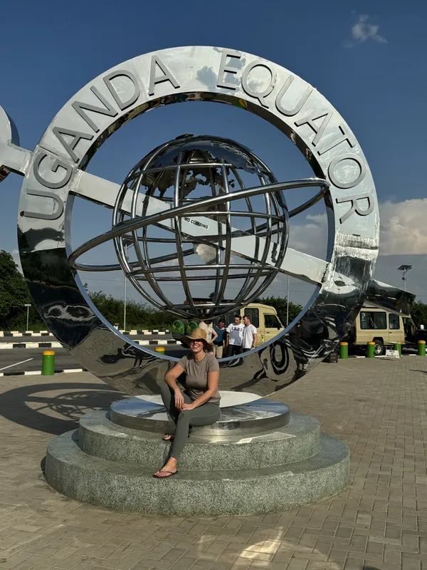 Angélique bij het evenaarsmonument in Oeganda