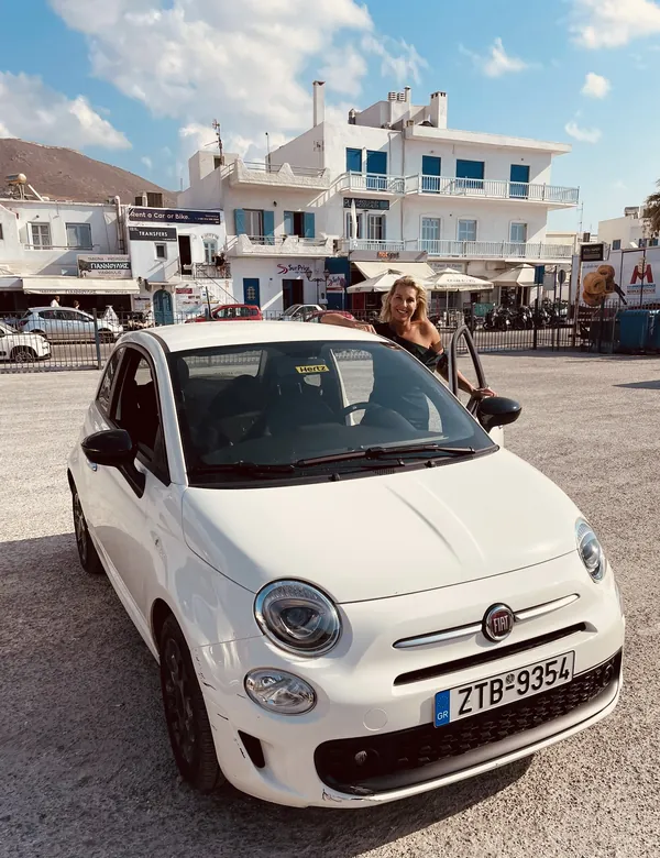 Angélique bij een huurauto op Paros