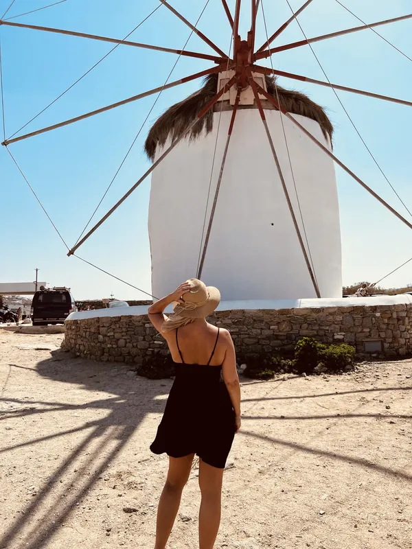 Angélique bij een witte windmolen op Mykonos