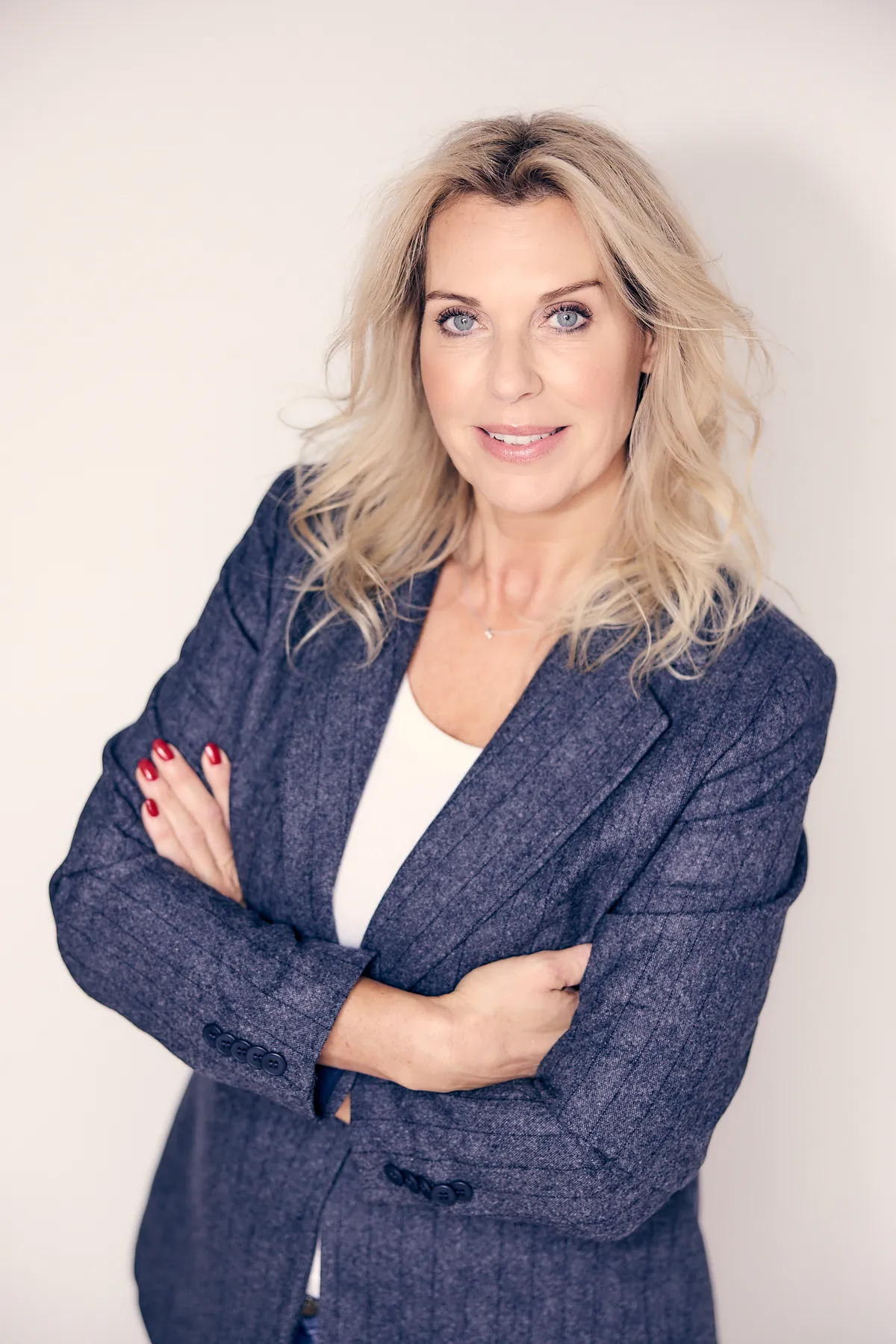 Angélique Ruyssenaers in een blauwe blazer