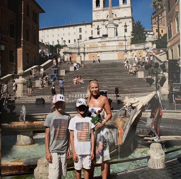 Angélique met twee jongens bij de Spaanse Trappen in Rome