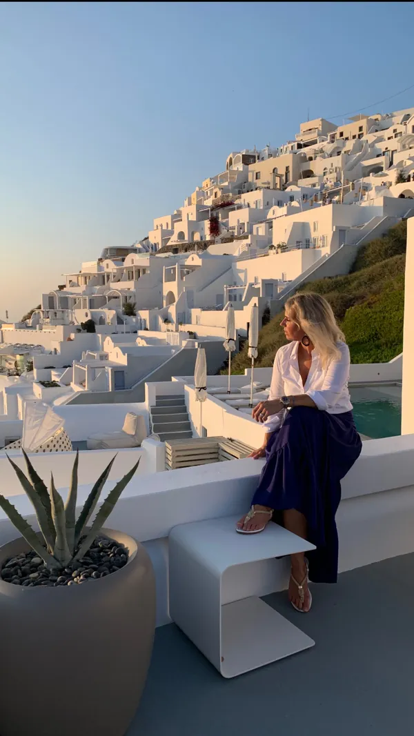 Angélique op een terras op Santorini