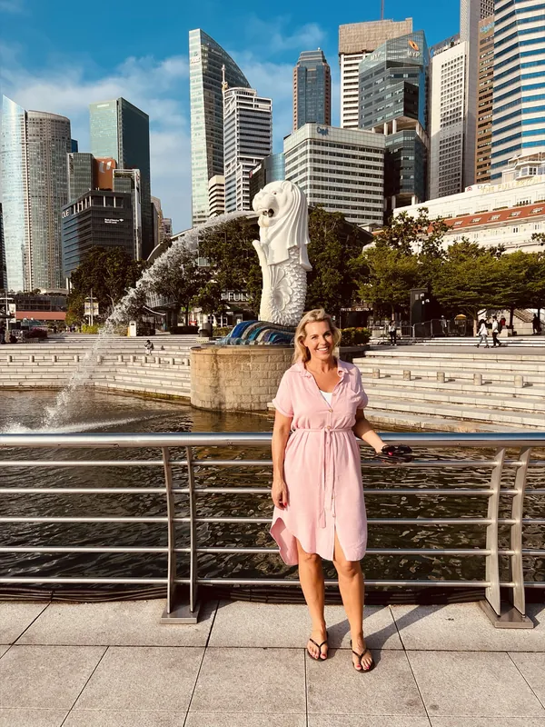 Angélique bij de Merlion in Singapore