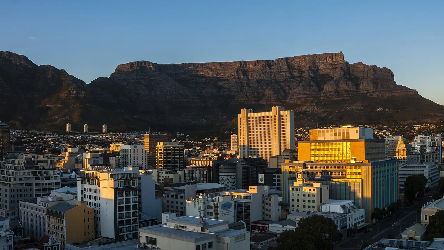 De Tafelberg boven Kaapstad bij zonsopkomst