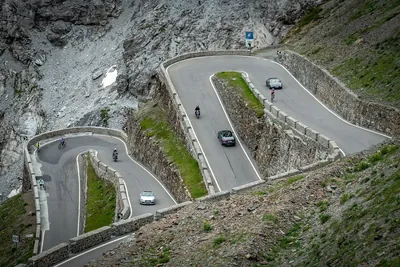 Bergweg met haarspeldbochten en auto's