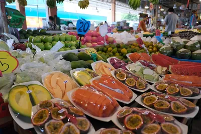 Marktkraam met vers fruit