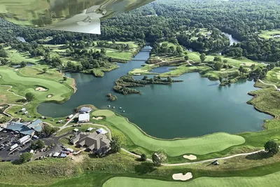 Golfbaan met vijvers van bovenaf