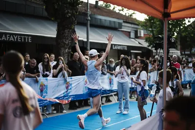 Hardlopers op straat tijdens een stadsmarathon
