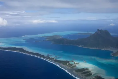 Lagune van Bora Bora van bovenaf