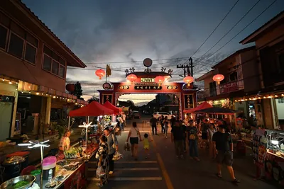Avondmarkt met lampionnen