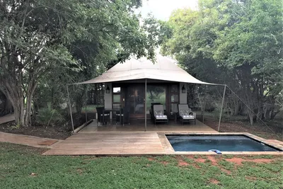 Luxe safaritent met eigen dompelbad in een lodge in Afrika