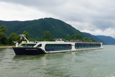 Riviercruiseschip in een rivierlandschap