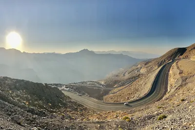 Bochtige bergweg door een weids landschap