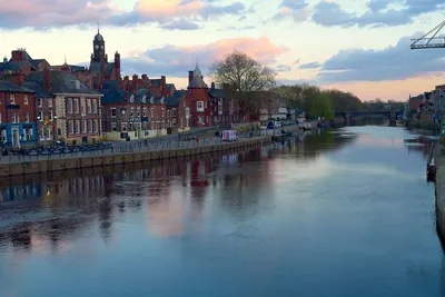 Historische kade bij zonsondergang