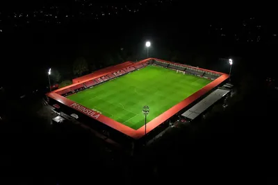 Voetbalstadion in het licht van de schijnwerpers