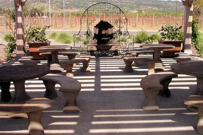 Terras van een wijnlandgoed onder een pergola
