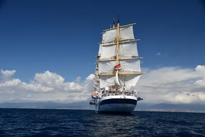 Grootzeilschip onder vol tuig op zee